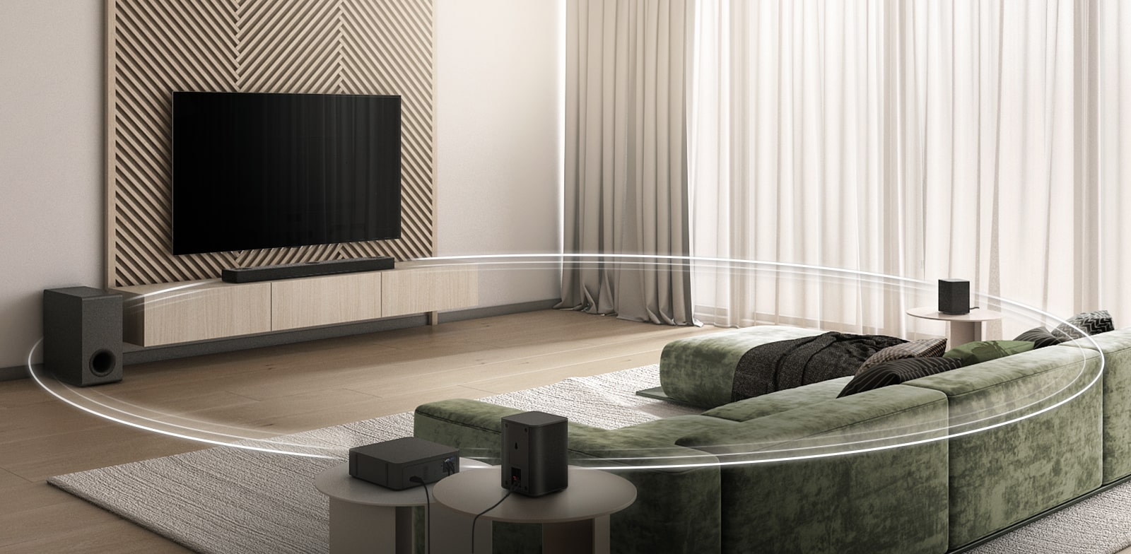 טלוויזיית LG תלויה על הקיר והסאונד-בר מותקן מתחת לטלוויזיה. הסאב-וופר מונח על הרצפה ו-2 הרמקולים האחוריים מונחים מאחור בסלון.