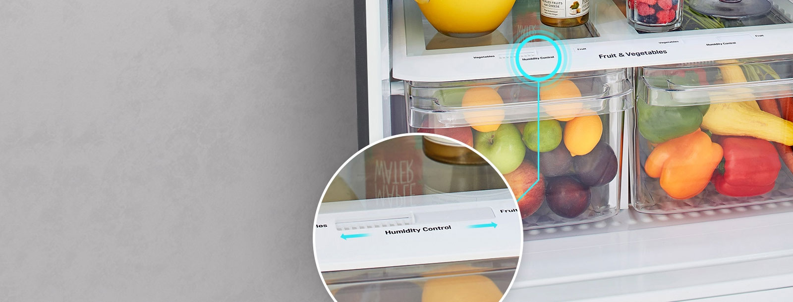 המגירות התחתונות של המקרר מלאות במזון. העיגול המוגדל מציג תקריב של ידית בקרת הלחות בחלק העליון של המגירה עם חיצים המציינים שניתן לשנות אותה.